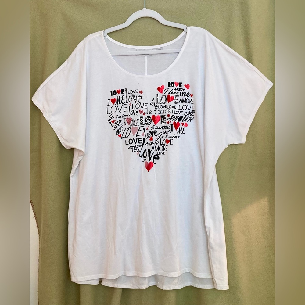 Avenue White Cap Sleeved “Heart of Love” Tee Size 22/24